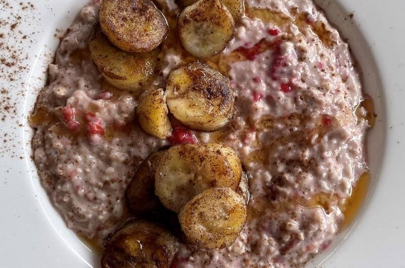 Warmes Müsli mit gebackener Banane