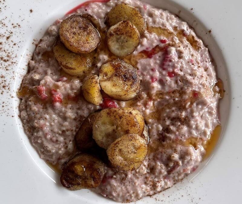 Warmes Müsli mit gebackener Banane